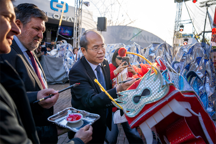 中國駐希臘大使館大使肖軍正與希方嘉賓為舞龍點睛。《中希時報》供圖