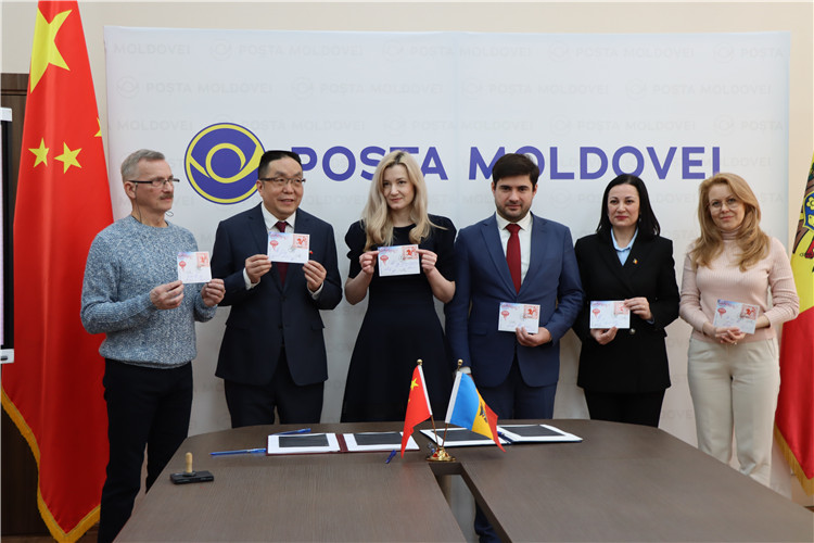 摩爾多瓦首發(fā)龍年生肖郵票。中國駐摩爾多瓦大使館供圖