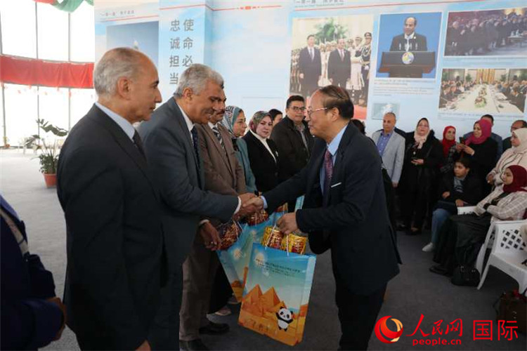 中國駐埃及使館教科處盧春生公參為埃及師生發(fā)放新年禮包。人民網(wǎng)記者 黃培昭攝