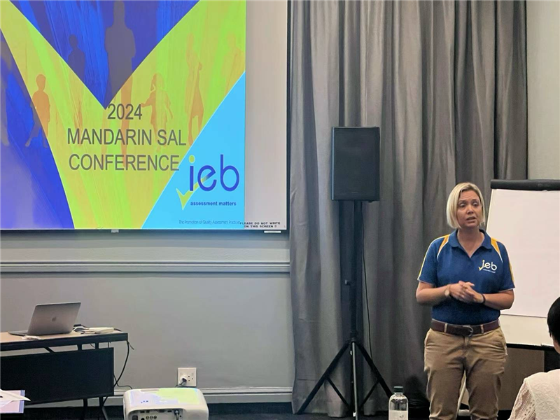 羅賓·莫瓦特女士對(duì)2023年“南非漢語(yǔ)高考”情況進(jìn)行數(shù)據(jù)分析總結(jié)。（圖片來(lái)源：南非中國(guó)文化和國(guó)際教育交流中心孔子課堂）