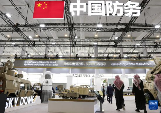 2月5日，在沙特阿拉伯利雅得，人們在中國展區(qū)參觀。新華社記者 王東震 攝