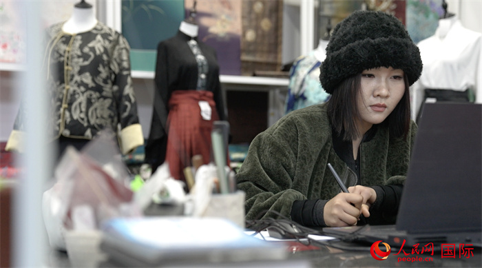 1月23日，在山東省菏澤市曹縣有愛云倉直播基地，張子晨正在設(shè)計漢服。 人民網(wǎng)記者 袁蒙攝