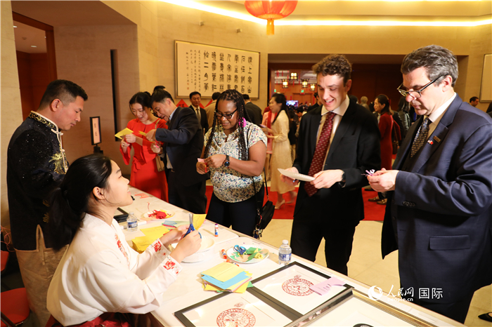 圖為美國民眾體驗中國春節(jié)民俗。人民網(wǎng)記者 李志偉攝