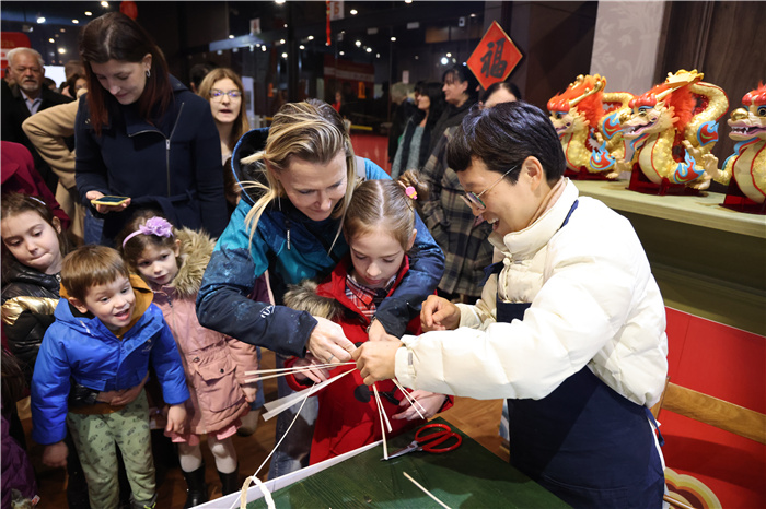 2024年“歡樂(lè)春節(jié)”《閩南風(fēng)情》文藝演出和泉州非物質(zhì)文化遺產(chǎn)展演2月6日在塞爾維亞斯梅代雷沃文化中心舉行。圖為當(dāng)?shù)孛癖婓w驗(yàn)中國(guó)非遺手工藝。 貝爾格萊德中國(guó)文化中心供圖