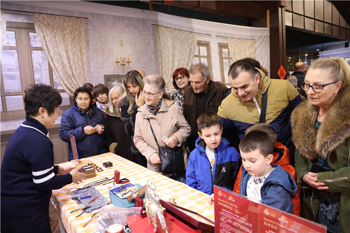 2024年“歡樂(lè)春節(jié)”《閩南風(fēng)情》文藝演出和泉州非物質(zhì)文化遺產(chǎn)展演2月6日在塞爾維亞斯梅代雷沃文化中心舉行。圖為當(dāng)?shù)孛癖婓w驗(yàn)中國(guó)非遺手工藝。 貝爾格萊德中國(guó)文化中心供圖