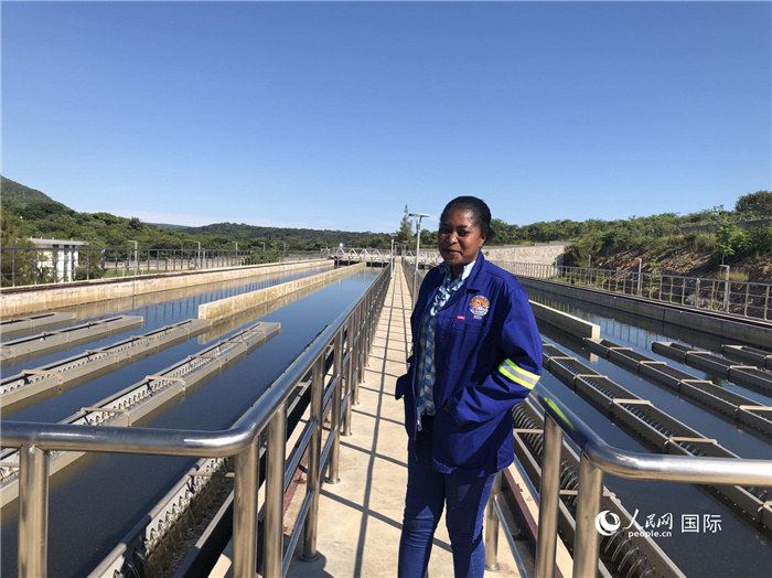 總經(jīng)理琳達在向記者介紹情況。人民網(wǎng)記者 黃培昭攝.