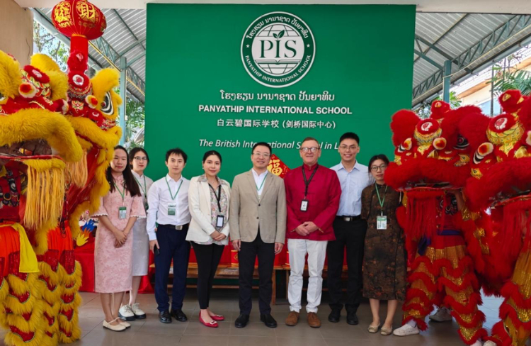 駐老撾使館臨時代辦王暢與白云碧國際學(xué)校校方、參會志愿者教師合影?；顒又鬓k方供圖