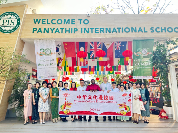 駐老撾使館政治處主任杜長青與白云碧國際學(xué)校校方、參會志愿者教師合影?；顒又鬓k方供圖