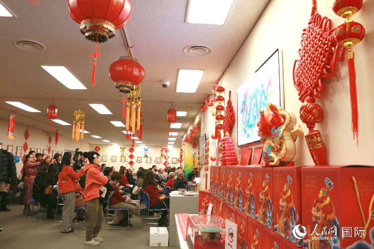 現(xiàn)場洋溢著濃郁的新春氛圍。人民網(wǎng) 許可攝