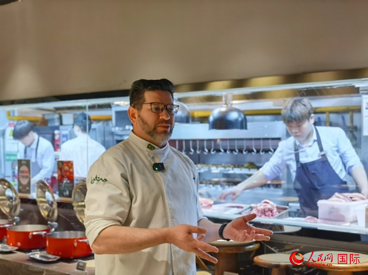 巴西主廚路易斯。人民網(wǎng)記者 魯揚攝