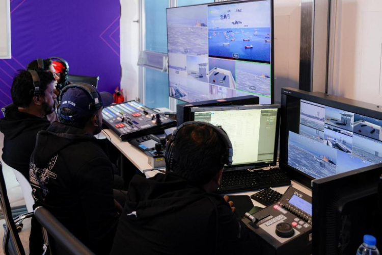 工作人員在監(jiān)控比賽。主辦方供圖