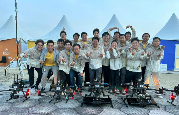 飛鷹隊部分隊員在賽后合影。北京理工大學供圖