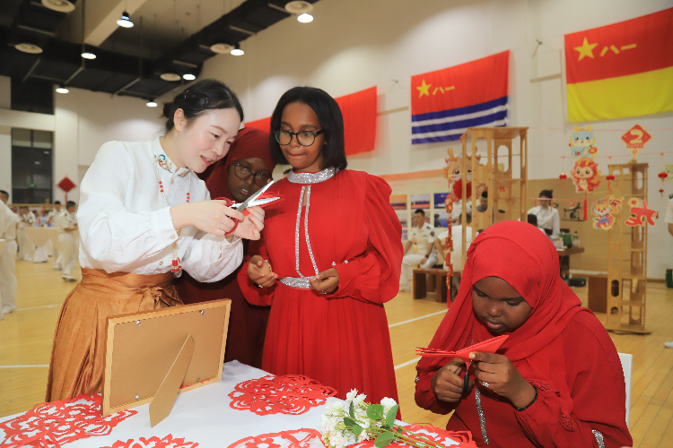 中國(guó)剪紙藝術(shù)吸引當(dāng)?shù)厝耸繀⑴c體驗(yàn)。陳錦俊攝