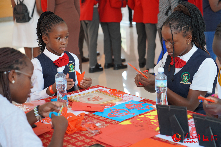 學(xué)生在體驗(yàn)剪窗花。人民網(wǎng)記者 黃煒鑫攝