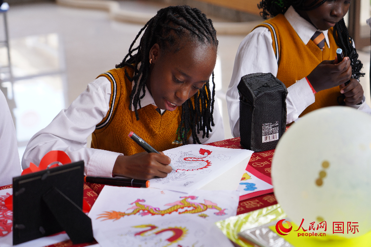 學(xué)生在畫(huà)龍。人民網(wǎng)記者 黃煒鑫攝