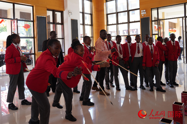 師生在體驗(yàn)投壺游戲。人民網(wǎng)記者 黃煒鑫攝