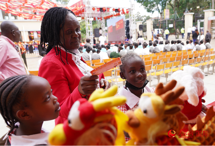 師生在逛春節(jié)集市。人民網(wǎng)記者 黃煒鑫攝