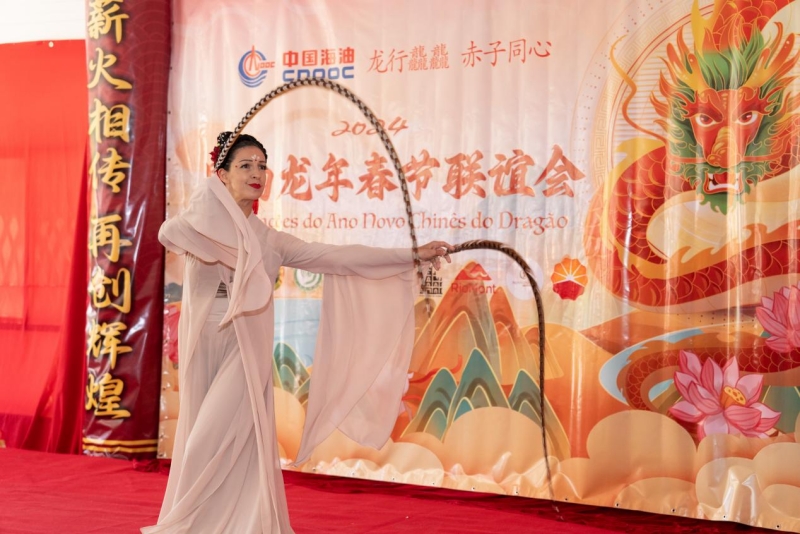 巴西藝術(shù)家表演中國舞。里約天主教大學(xué)孔子學(xué)院供圖