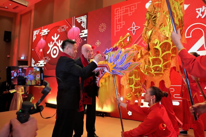 張漢暉（左）、施威特科（右）共同為彩龍點(diǎn)睛。于子恒攝