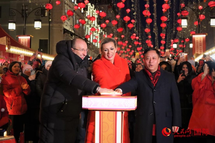 張漢暉、扎哈羅娃、科茲洛夫（從右至左）共同按下活動啟動按鈕。于子恒攝