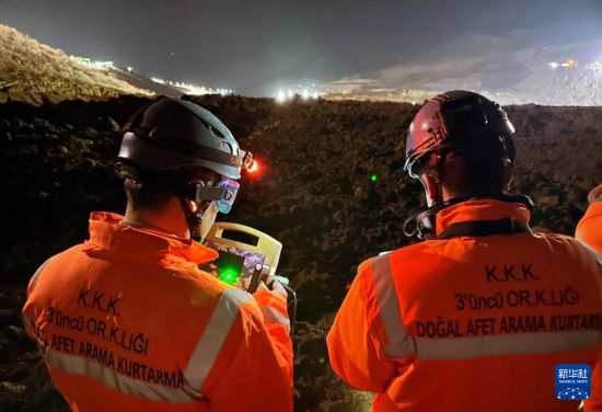 2月13日，救援人員在土耳其東部埃爾津詹省伊利奇區(qū)礦難現(xiàn)場工作。新華社發(fā)（穆斯塔法·卡亞攝）