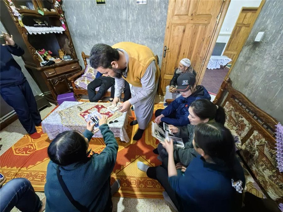 穆罕默德醫(yī)生講述與中國(guó)醫(yī)生結(jié)緣的老照片。中國(guó)第28批援阿爾及利亞醫(yī)療隊(duì)塞地夫分隊(duì)供圖