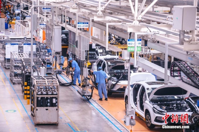 資料圖：工人在新能源汽車生產(chǎn)線上作業(yè)。李南軒 攝