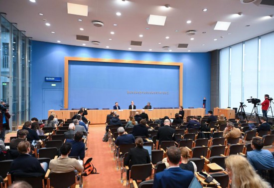 這是2月12日在德國(guó)柏林拍攝的《2024年慕尼黑安全報(bào)告》發(fā)布現(xiàn)場(chǎng)。新華社記者 任鵬飛 攝