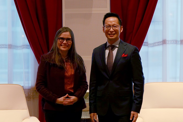 冰島總理雅各布斯多蒂爾（右一）與中國駐冰島大使何儒龍合影。中國駐冰島大使館供圖