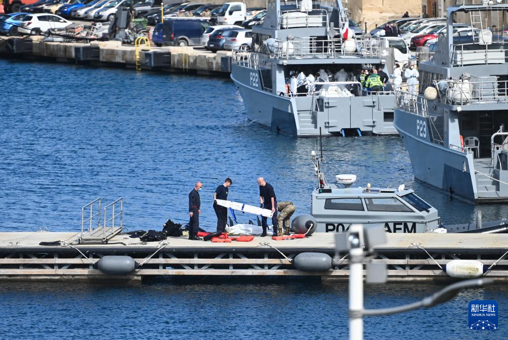2月23日，在馬耳他皮耶塔，工作人員準(zhǔn)備搬運一具非法移民遇難者遺體。新華社發(fā)（喬納森·博格攝）