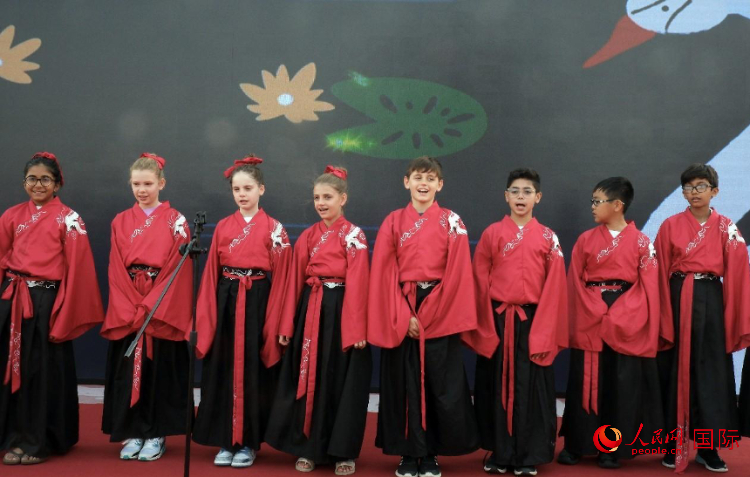 來自世界各地的小朋友一同誦讀中國(guó)古詩。人民網(wǎng) 滕婧含攝