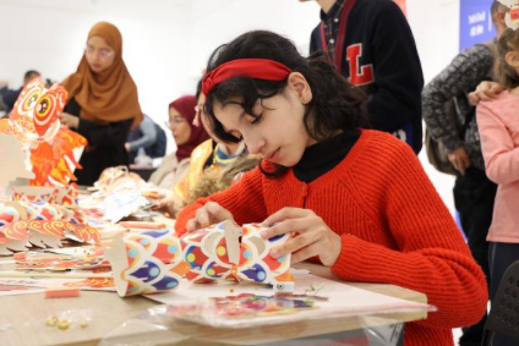 參與者在制作元宵彩燈。拉巴特中國文化中心供圖