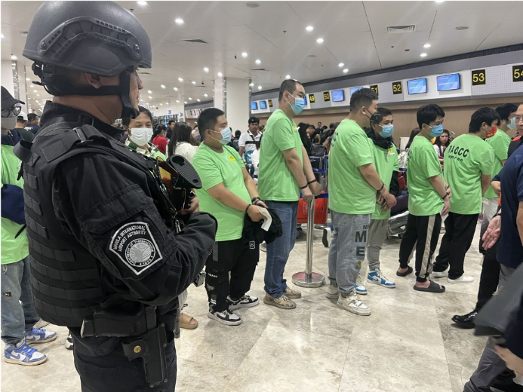 中國和菲律賓兩國執(zhí)法部門合作遣返在菲從事離岸博彩的中國公民。駐菲律賓使館供圖