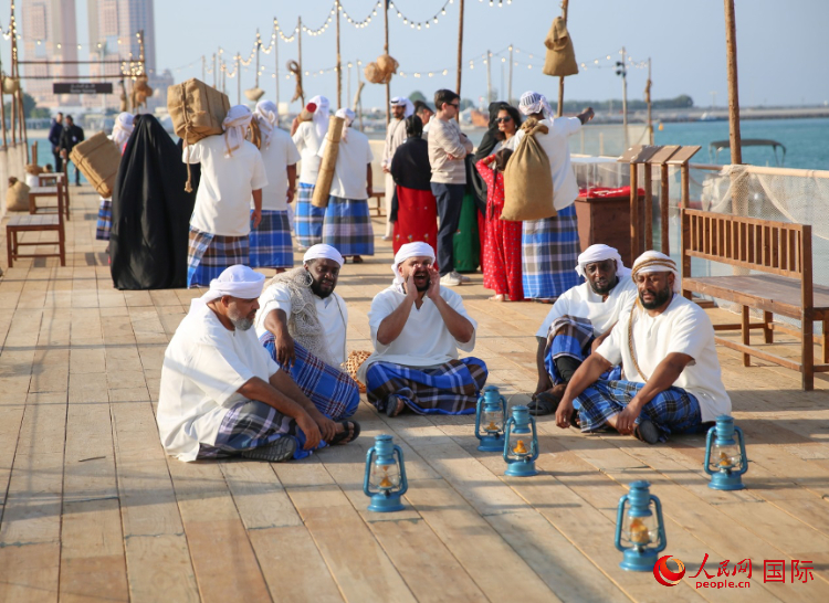 演藝人員展示售賣產(chǎn)品的場(chǎng)景。人民網(wǎng) 塔里克·易卜拉欣攝