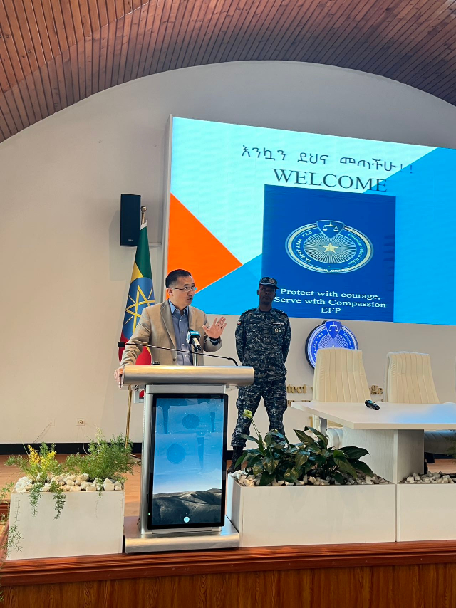 圖為駐埃塞使館首席館員申欽民公參致辭。亞的斯亞貝巴大學(xué)孔子學(xué)院供圖