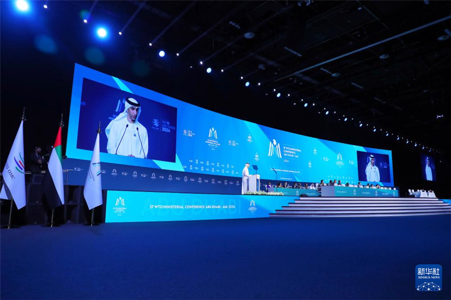 2月26日，在阿聯(lián)酋首都阿布扎比，阿聯(lián)酋外貿(mào)國務(wù)部長、世貿(mào)組織第13屆部長級會議主席薩尼·澤尤迪在世界貿(mào)易組織第13屆部長級會議開幕式上致辭。新華社發(fā)（世界貿(mào)易組織供圖）