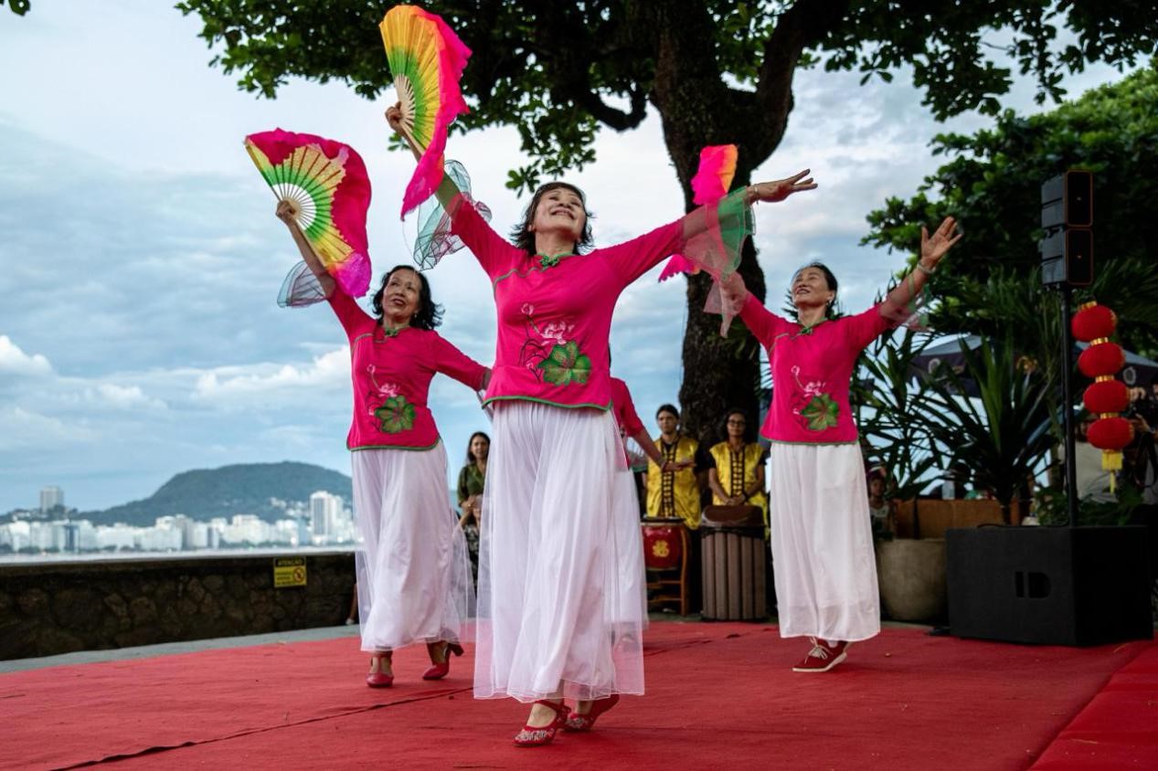 當(dāng)?shù)貢r(shí)間2月24日晚，2024年元宵節(jié)慶?；顒?dòng)在巴西里約熱內(nèi)盧市科帕卡巴納要塞舉辦。巴西山河文化促進(jìn)中心供圖