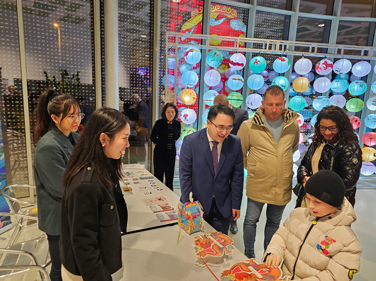 匈牙利小朋友猜燈謎。翟朝暉攝