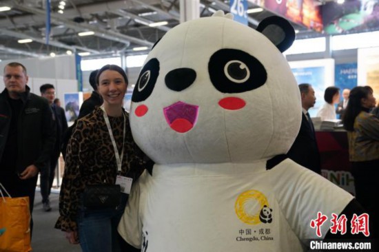 3月5日，2024年柏林國際旅游交易會(ITB)在柏林會展中心拉開帷幕。以“你好！中國”為主題的中國展區(qū)當日亮相展會。圖為觀眾與大熊貓人偶合影。中新社記者 馬秀秀 攝
