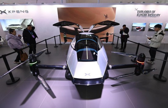 2023年12月1日，在鏈博會(huì)智能汽車鏈展區(qū)小鵬汽車展臺(tái)，參觀者觀看一臺(tái)智能飛行器。新華社記者蔡湘鑫攝