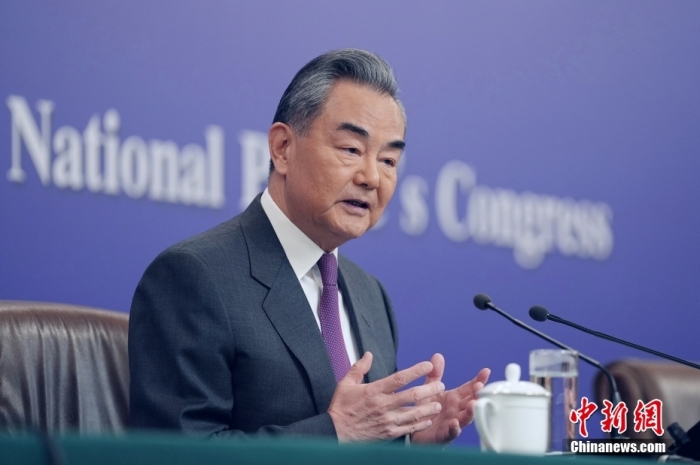 3月7日，十四屆全國人大二次會議在北京舉行記者會，中共中央政治局委員、外交部長王毅就中國外交政策和對外關(guān)系相關(guān)問題回答中外記者提問。<a target='_blank' href='/'><p  align=