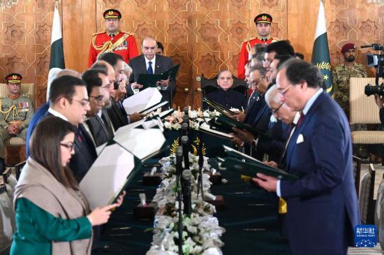   這是3月11日在巴基斯坦首都伊斯蘭堡總統(tǒng)府拍攝的內(nèi)閣宣誓就職儀式。巴基斯坦新內(nèi)閣的19名成員11日在巴總統(tǒng)扎爾達(dá)里和總理夏巴茲見證下，在首都伊斯蘭堡總統(tǒng)府宣誓就職。新華社發(fā)（巴基斯坦新聞與廣播部下轄媒體信息部門供圖）