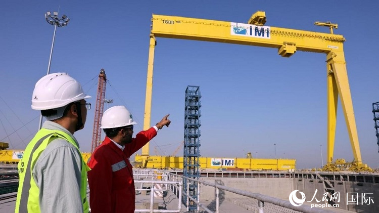 工作人員查看龍門吊情況。人民網記者管克江攝