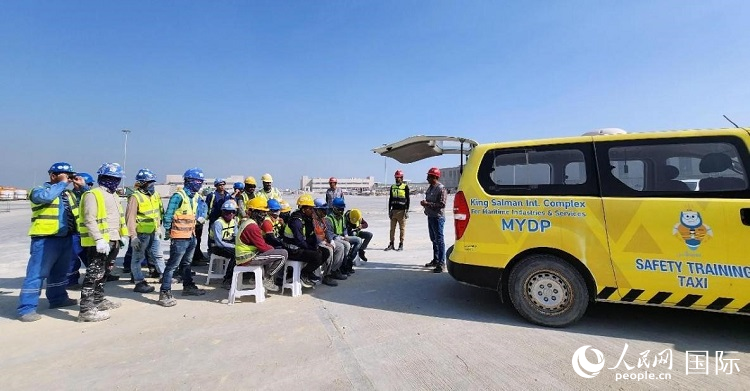 安全宣講出租車在現(xiàn)場播放安全視頻。人民網記者 管克江攝