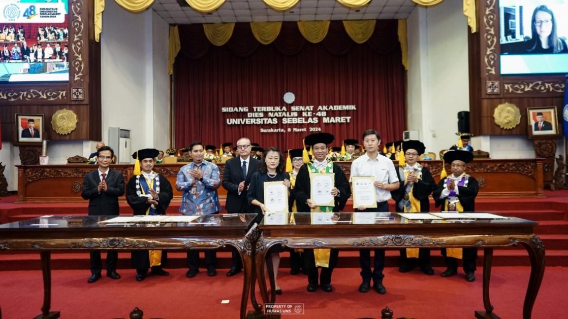 西華大學(xué)、三一一大學(xué)、印尼鋰源新材料有限公司、四川鋰源新能源有限公司四方共同簽署國際合作協(xié)議。印尼三一一大學(xué)孔子學(xué)院供圖