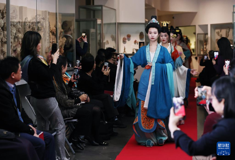 3月13日，在位于法國巴黎的吉美國立亞洲藝術(shù)博物館，模特展示敦煌復(fù)原服飾。新華社記者 高靜 攝