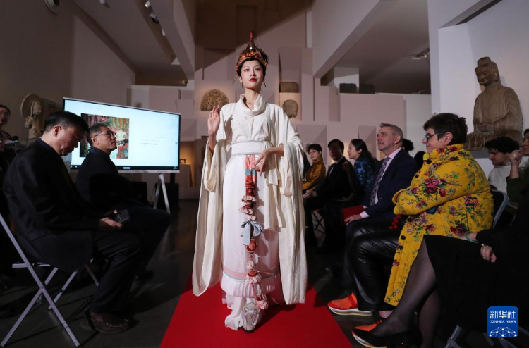 3月13日，在位于法國巴黎的吉美國立亞洲藝術(shù)博物館，模特展示敦煌復(fù)原服飾。新華社記者 高靜 攝