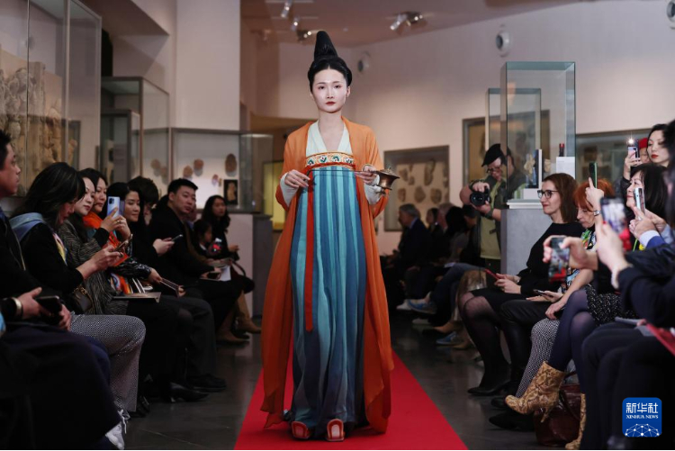 3月13日，在位于法國巴黎的吉美國立亞洲藝術(shù)博物館，模特展示敦煌復(fù)原服飾。新華社記者 高靜 攝