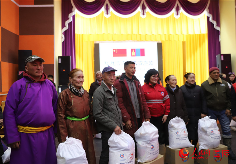 3月18日，向受災(zāi)牧民分發(fā)中方賑災(zāi)物資現(xiàn)場(chǎng)。人民網(wǎng)記者 霍文攝