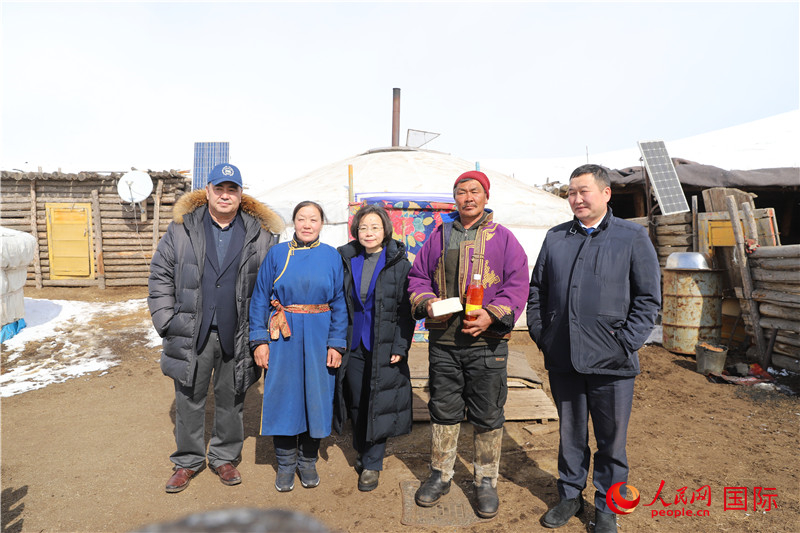 5.3月18日，沈大使與牧民及縣領(lǐng)導(dǎo)合影。人民網(wǎng)記者 霍文攝
